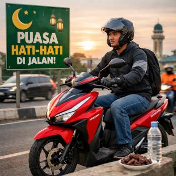 Tips Aman Berkendara Motor Saat Menjalankan Ibadah Puasa
