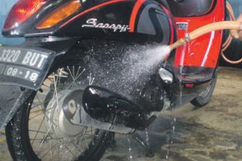 Tips Mencuci Motor Untuk Menghindari Baret Halus Pada Kendaraan