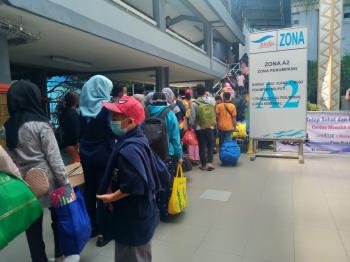 Pemudik Jalan Kaki Keluhkan Lamanya Dapat Bukti Fisik Tiket di Pelabuhan Bakauheni