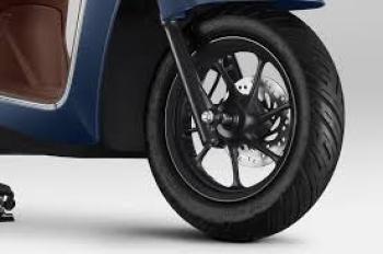 Bukan Dengan Semir, Ini Cara Merawat Ban Motor
