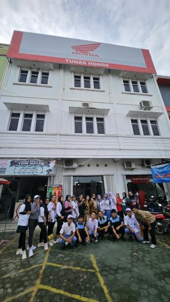 TDM Natar Meriahkan Hardiknas dengan Showroom Event dan Senam Bersama Berkostum Guru dan Seragam Sekolah