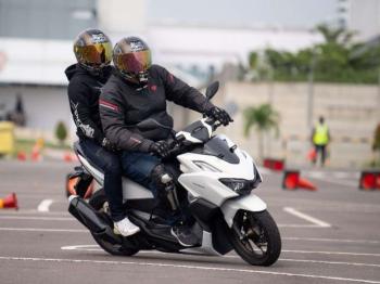 Tips Aman Bagi Penumpang Saat Naik dan Turun Sepeda Motor 