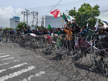 Demo BBM, Kawat Berduri Dijebol Para Massa Mahasiswa