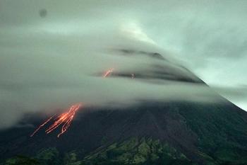 13 Luncuran Lava Pijar Dari Gunung Merapi Dalam Kurun Waktu Selama 6 Jam